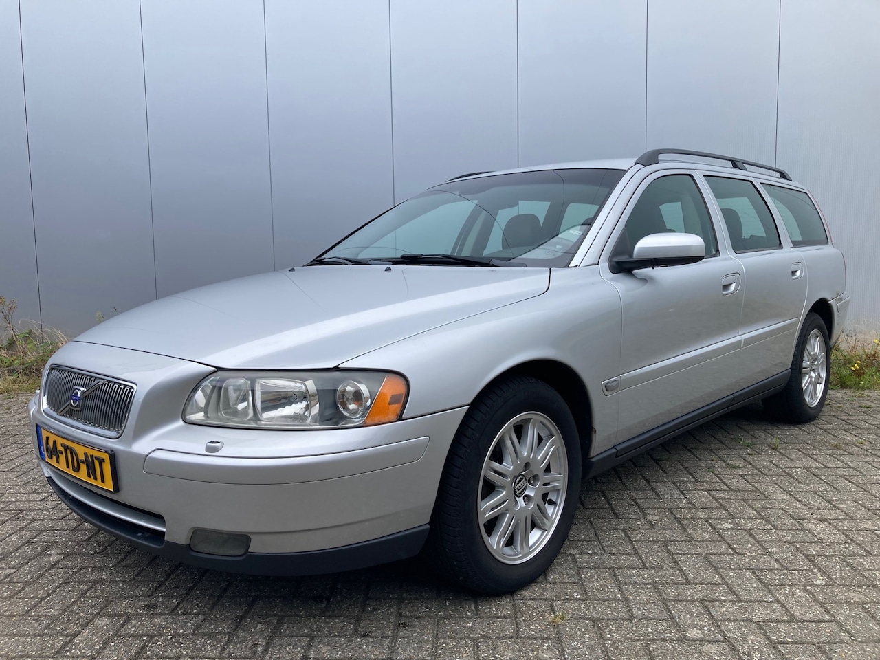 Volvo V70 - 2.4 Edition II Leder, trekhaak, parkeersensor, nieuwe distr. riem,  rijklaar! - AutoWereld.nl