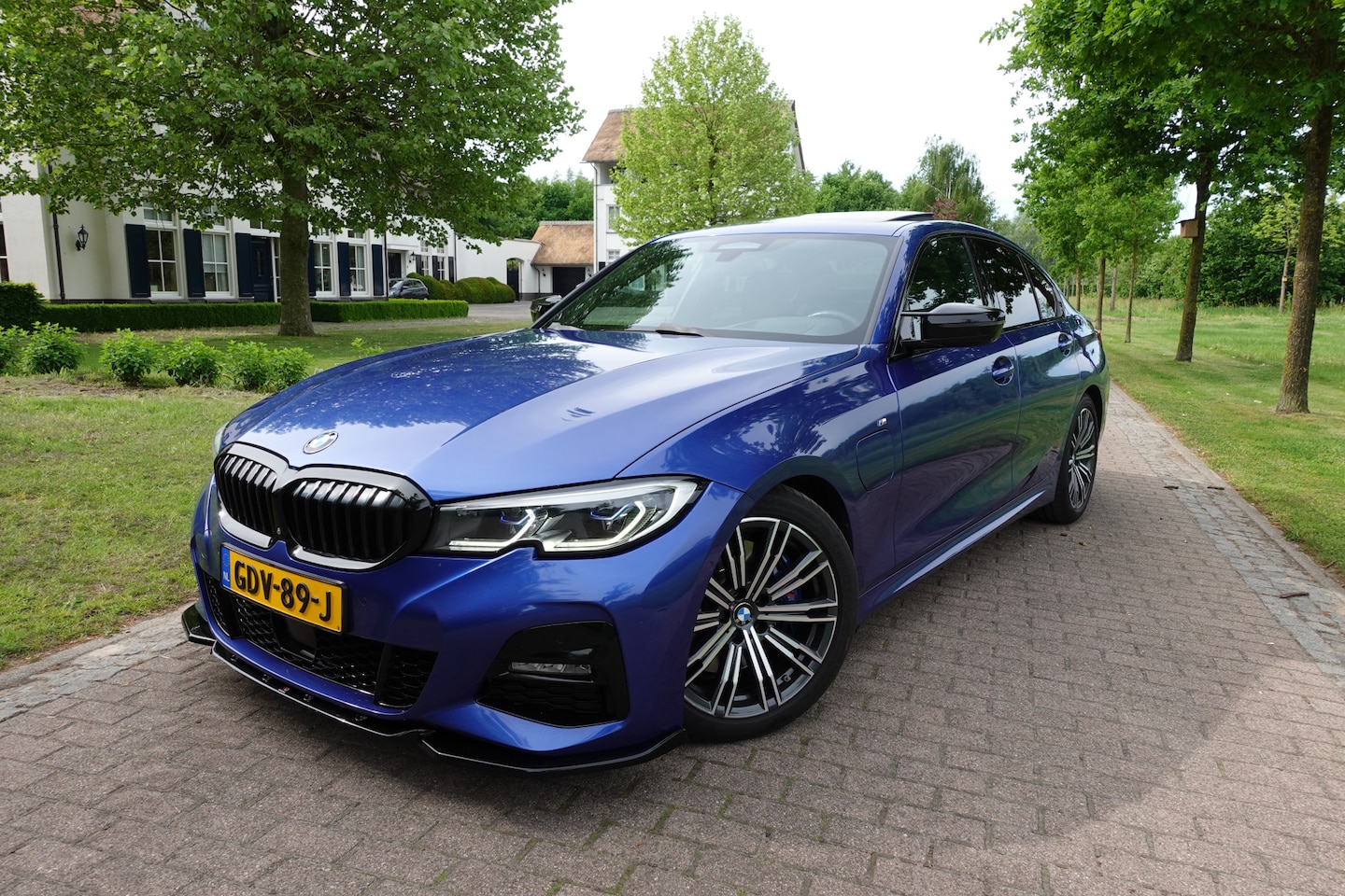 BMW 3-serie - 330e High Executive | M-Sport | Adaptive Cruise |Schuifdak | Laser koplampen | 360 Camera - AutoWereld.nl