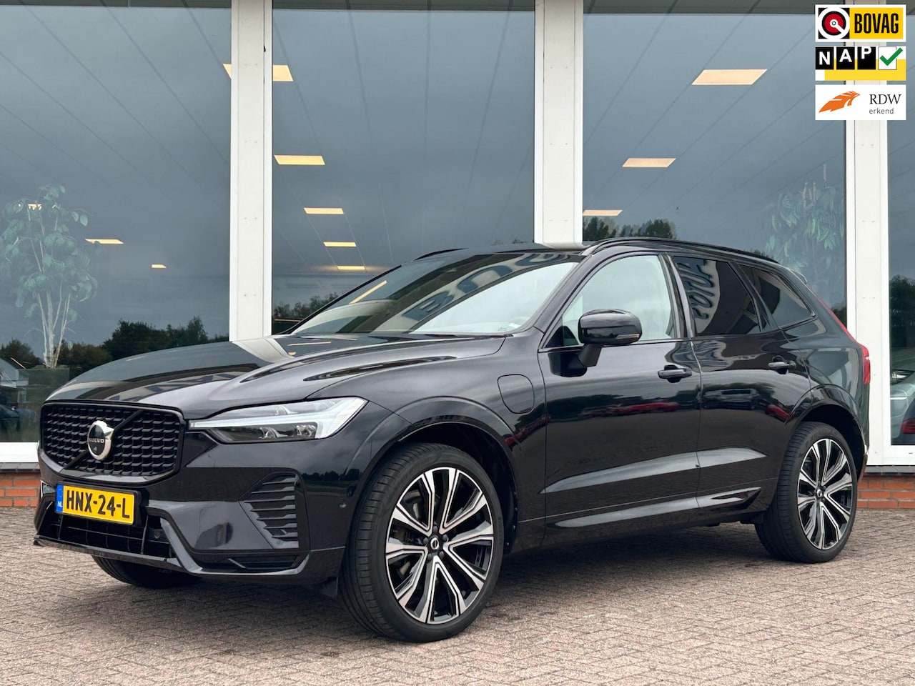 Volvo XC60 - 2.0 T6 Plug-in hybrid AWD R-Design - Panoramadak - Trekhaak - H&K - Nieuwstaat - AutoWereld.nl