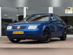 Volkswagen Bora - 2.3 V5 Highline Xenon 18"LM velgen Sportuitlaat Clima Trekhaak