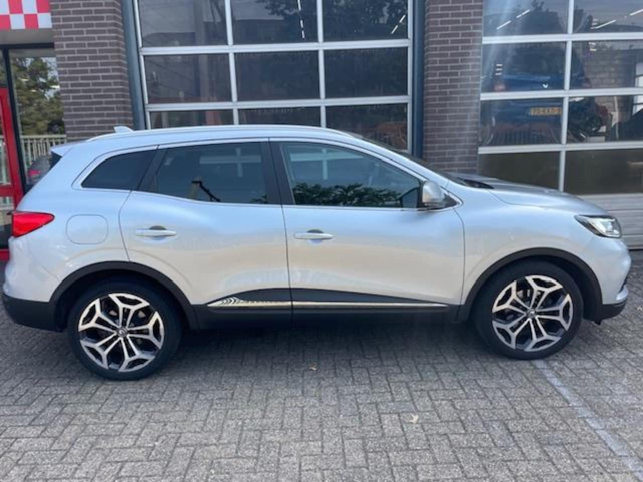 Renault Kadjar - 1.3 TCe 160pk AUTOMAAT Intens * LED Pure Vision + camera + trekhaak* - AutoWereld.nl