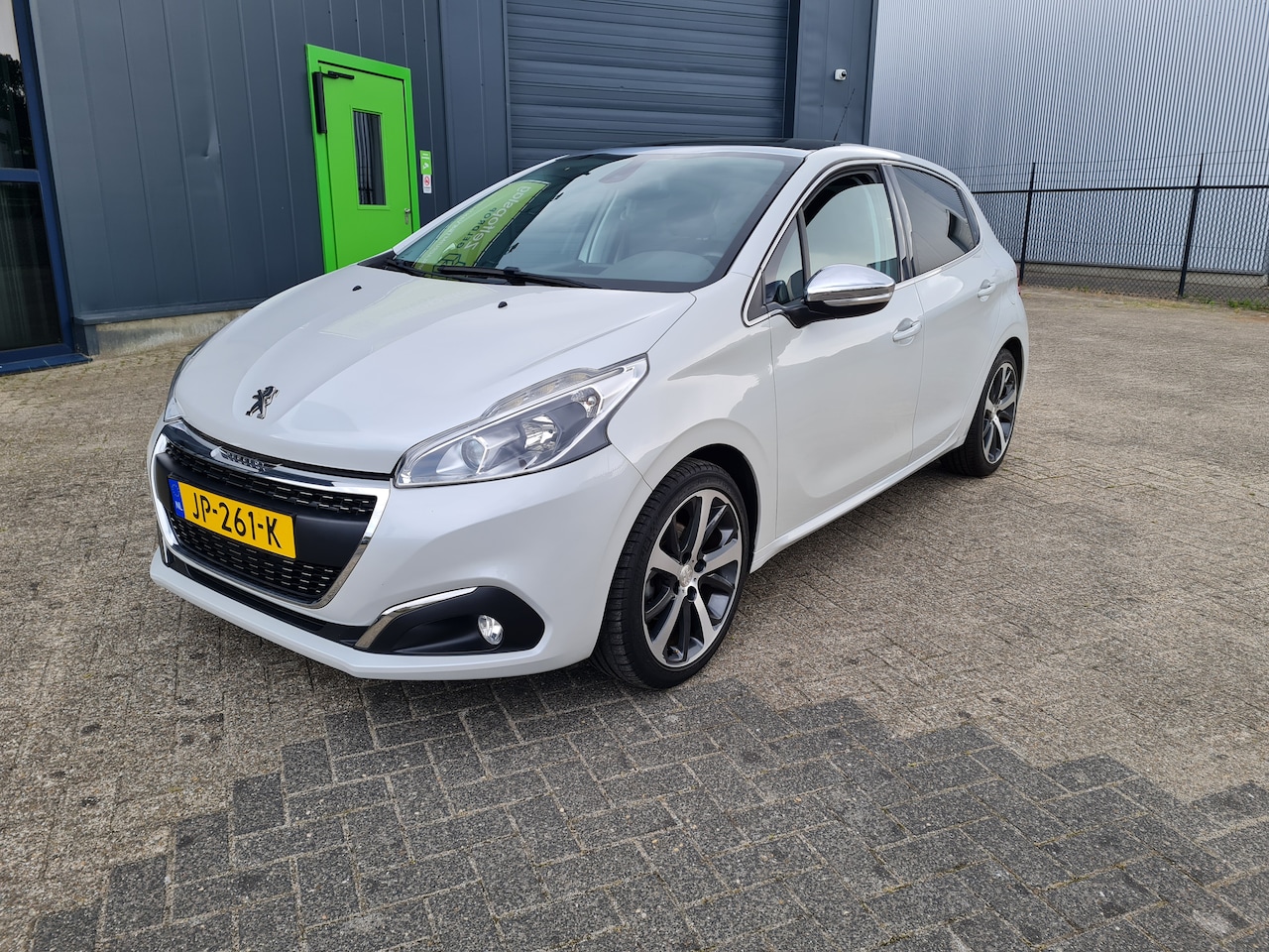 Peugeot 208 - 1.2 PureTech Allure PANORAMADAK NIEUWE DISTRIBUTIERIEM,  DEALER ONDERHOUDEN - AutoWereld.nl
