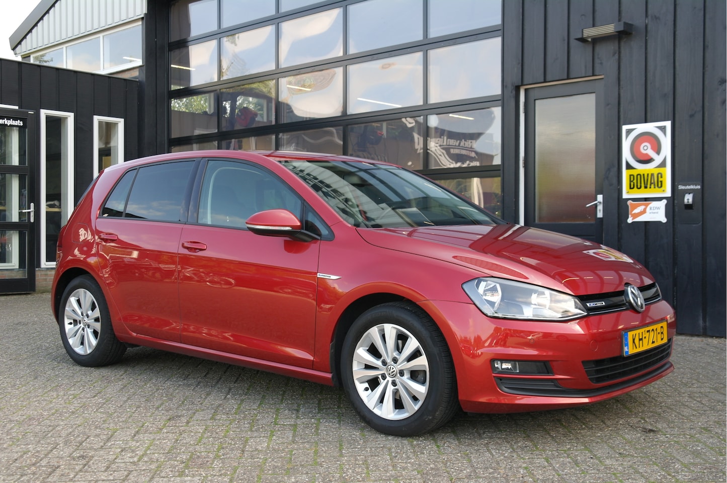Volkswagen Golf - 1.0 TSI Connected Series | Cruise | Navi | Clima | Camera - AutoWereld.nl