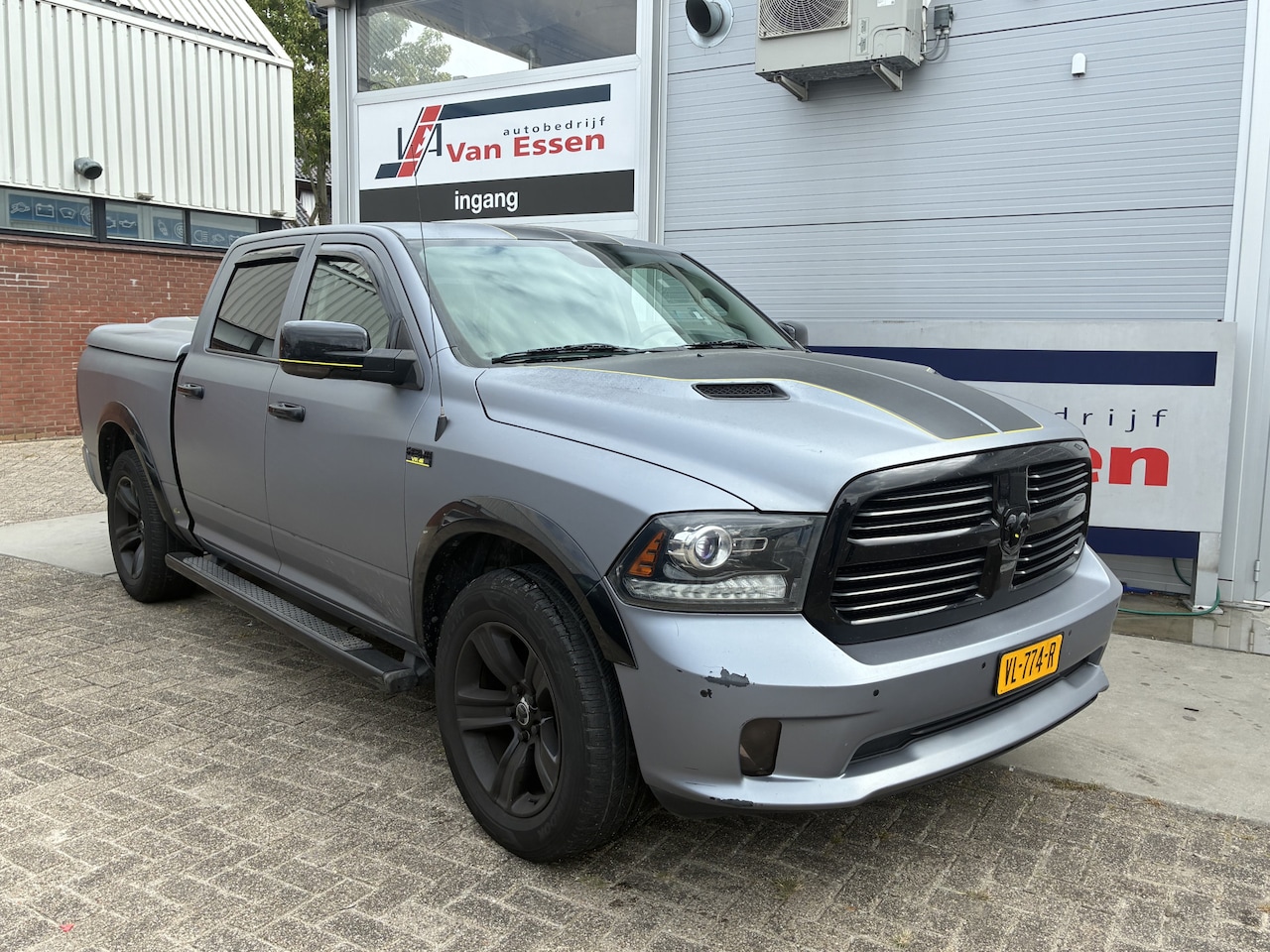 Dodge Ram 1500 - 5.7 V8 4x4 Crew Cab 5'7 Sport Grijze wrap, lage bijtelling, Apple carplay. Kicker soundsys - AutoWereld.nl