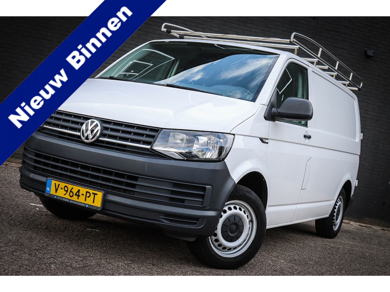 Volkswagen Transporter - 2.0 TDI L1H1 Economy 3-zits/ Euro 6 met Airco/Trekhaak - AutoWereld.nl