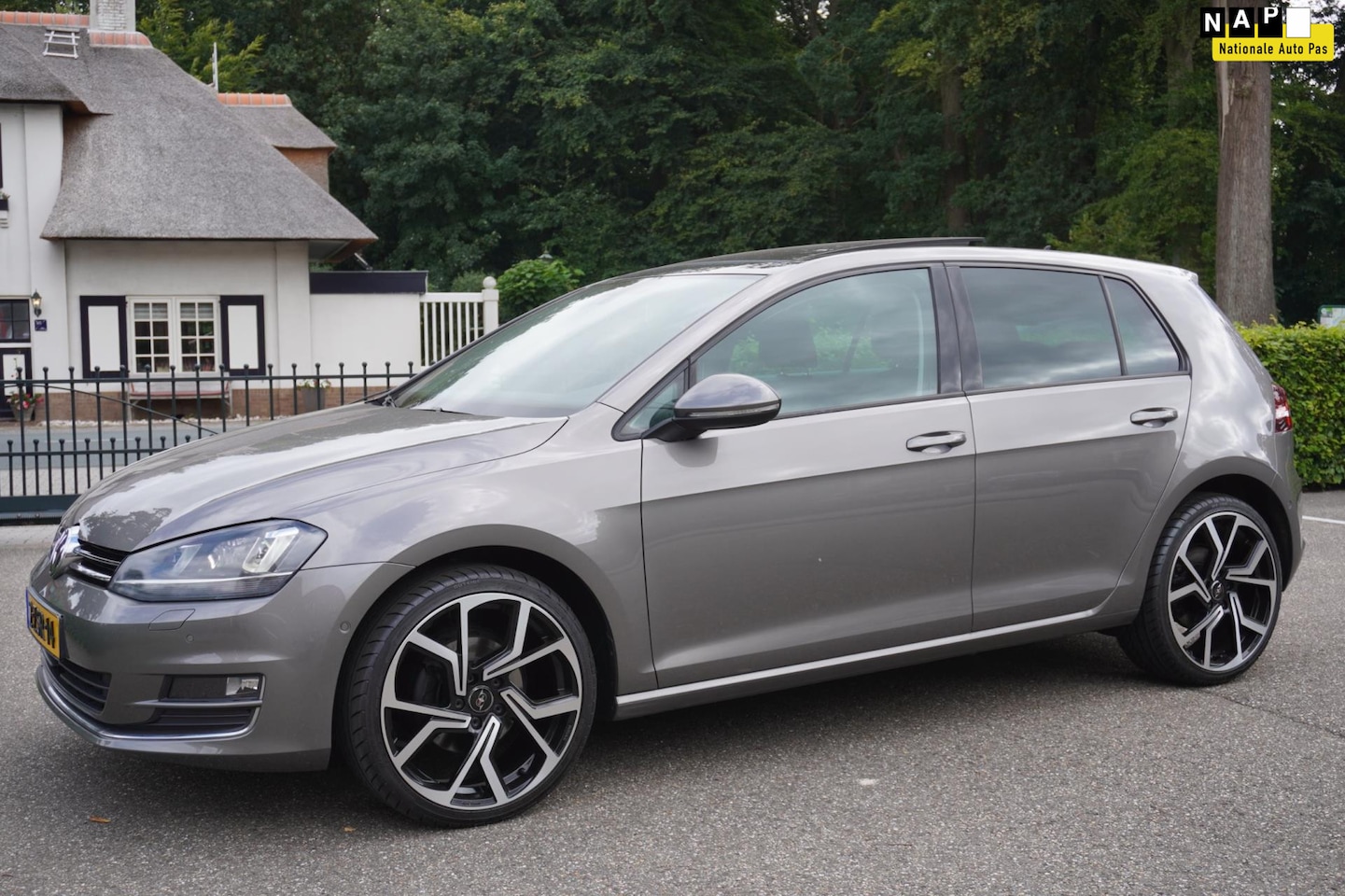 Volkswagen Golf - 1.4 TSI ACT Highline Dsg Pano Navi Xenon 19 Inch Lm Velgen - AutoWereld.nl