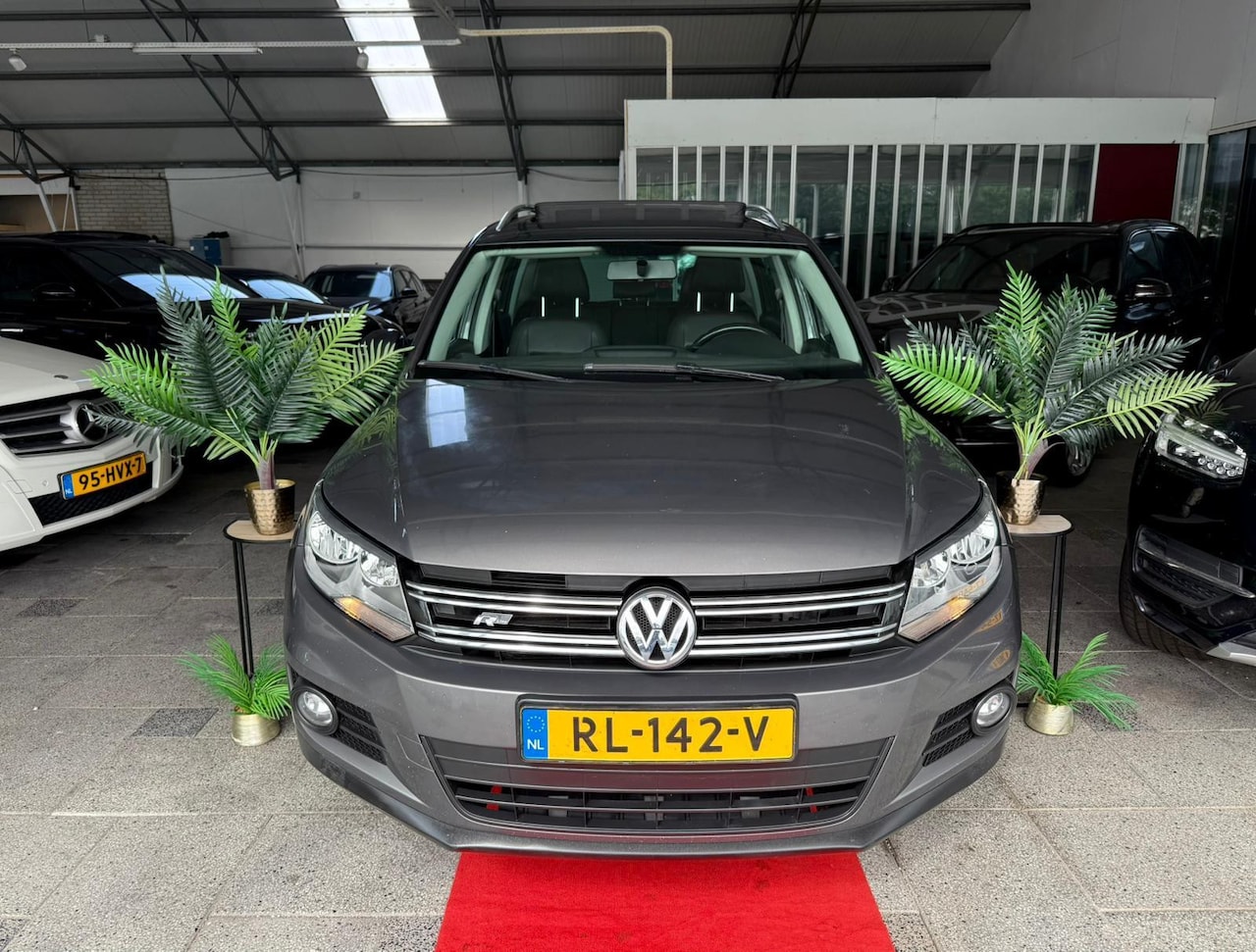 Volkswagen Tiguan - 2.0 TSI DSG 4M R-LINE PANO FULL! 2015 - AutoWereld.nl