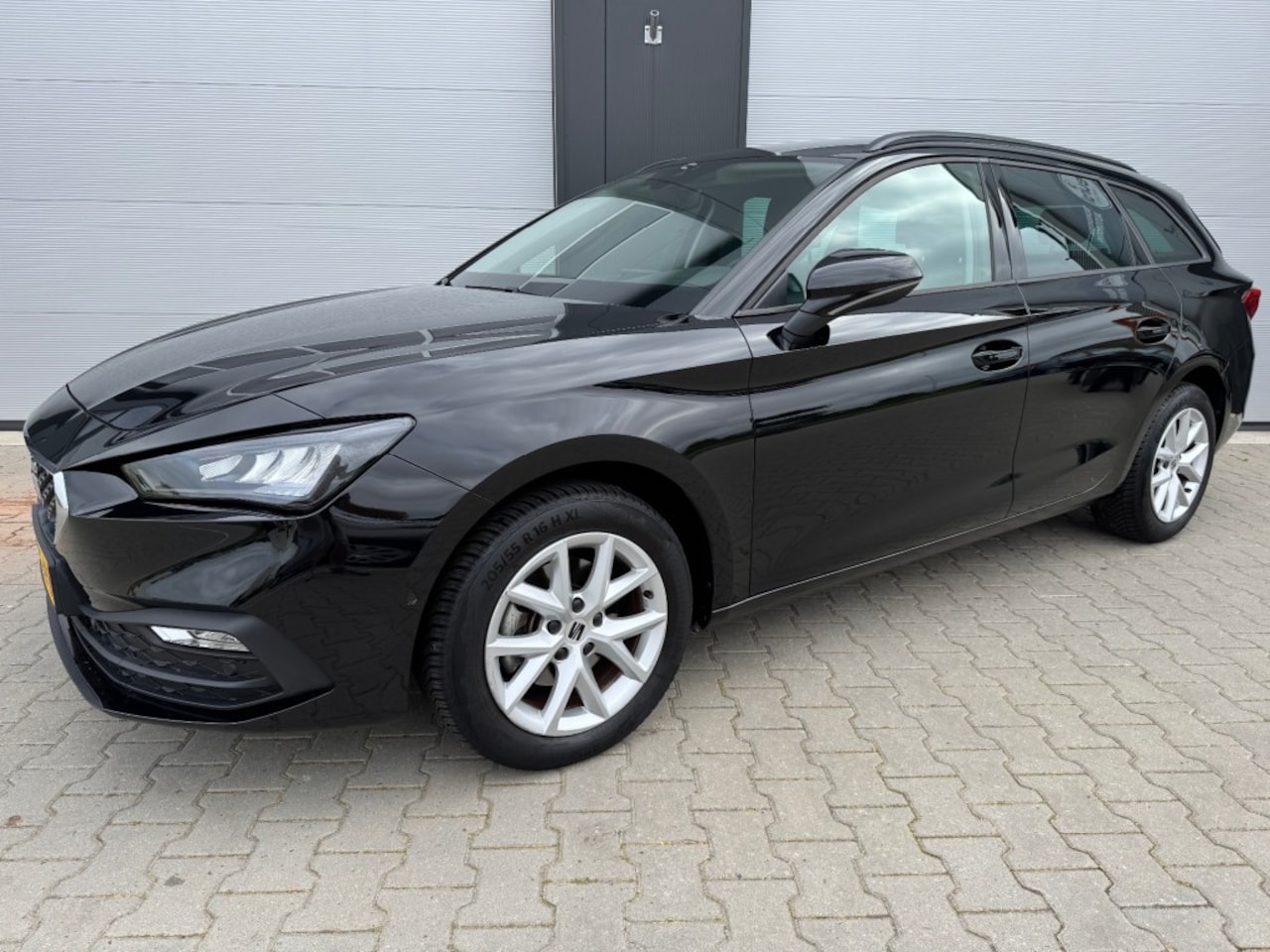 SEAT Leon - 1.0 TSI STYLE BUSINESS INTENS / ACC / CAMERA / APPLE CARPLAY / NL-AUTO / DEALER ONDERHOUDE - AutoWereld.nl