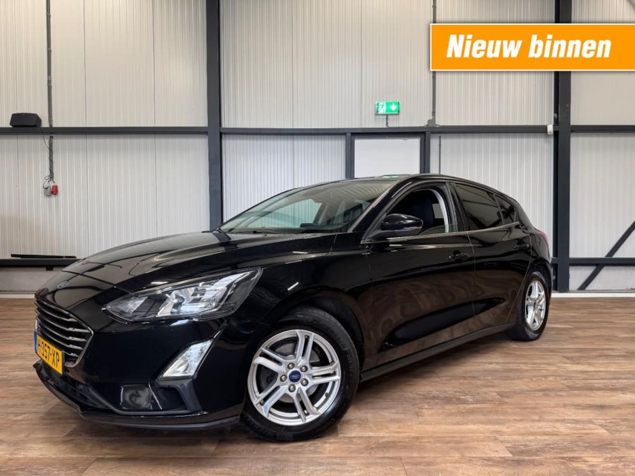Ford Focus - 1.0 5drs - ecc - navigatie - nette staat - AutoWereld.nl