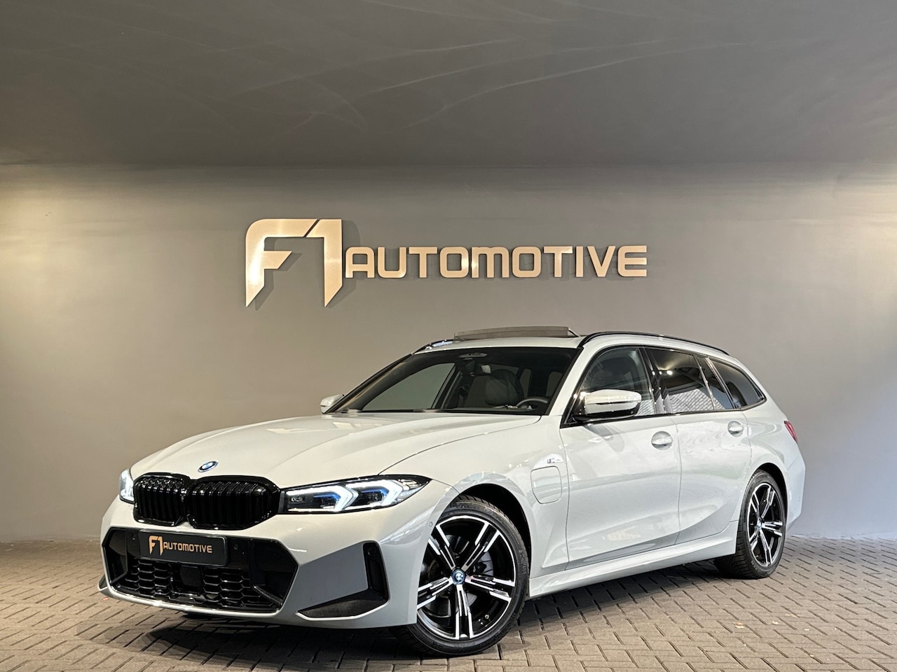 BMW 3-serie Touring - 330e M Sport Pano|H/K|HuD|Memory|Laser - AutoWereld.nl