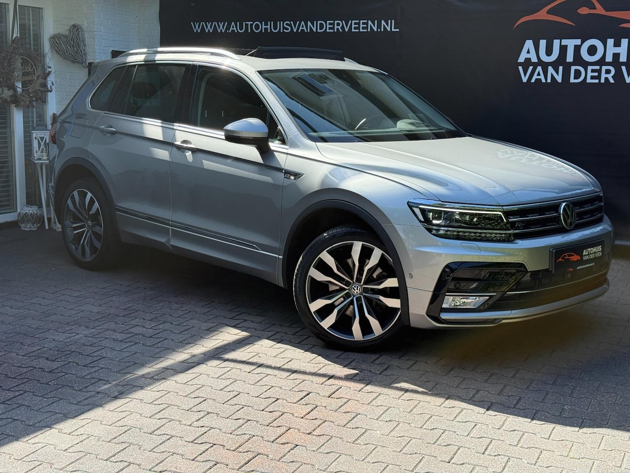 Volkswagen Tiguan - 2.0 TSI 4Motion R Line Highline, 80.582 Km!! Pano/ACC/Camera/Trekhaak/Etc!! - AutoWereld.nl
