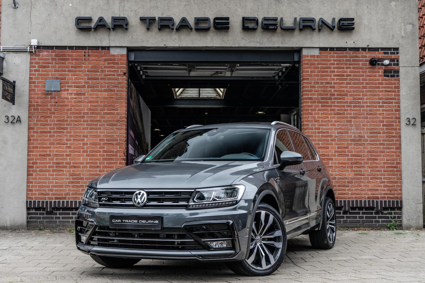 Volkswagen Tiguan - 2.0 TSI 4Motion R-Line Pano / Trekhaak / 360 - AutoWereld.nl