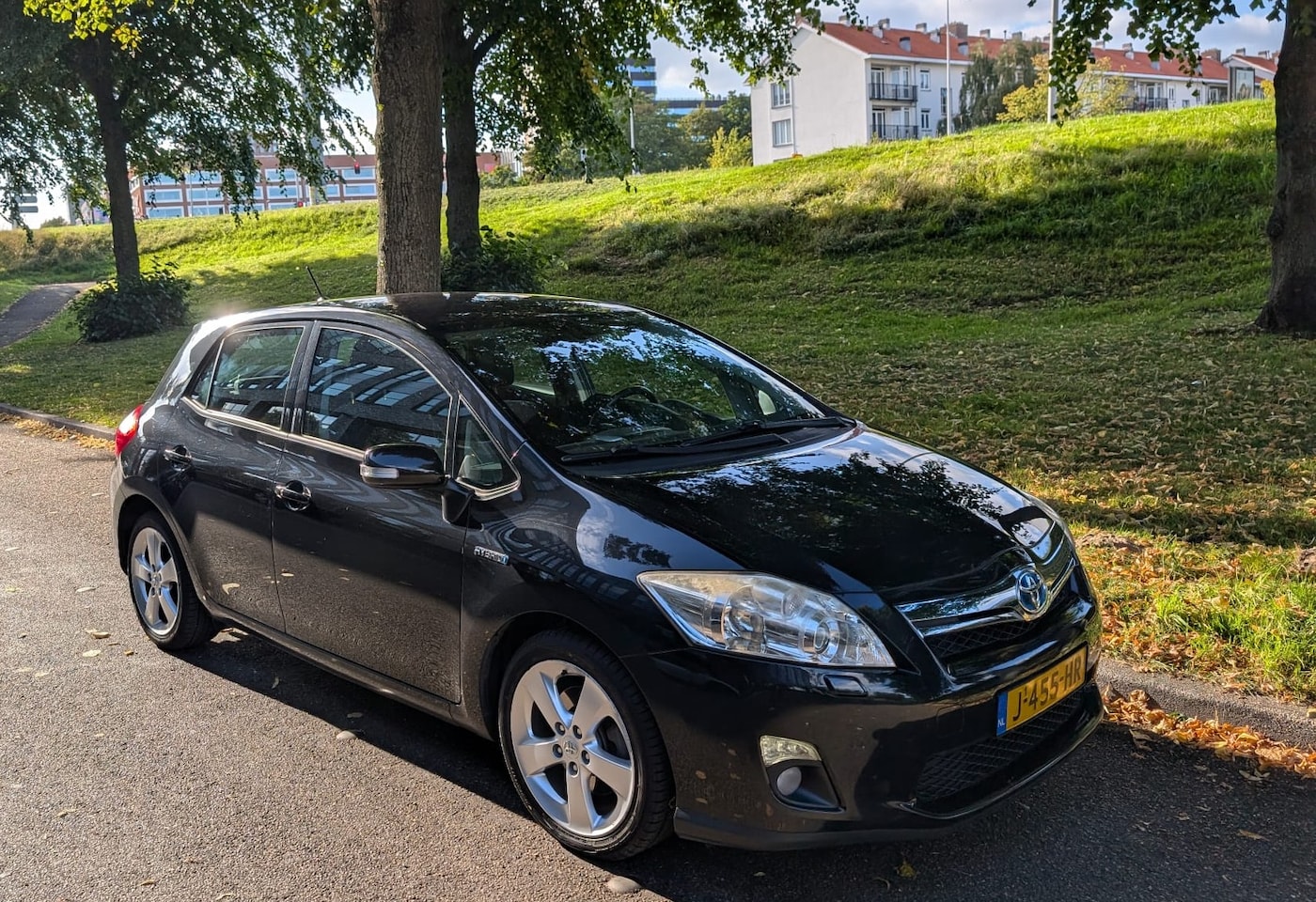 Toyota Auris - 1.8 Full Hybrid Executive Lederen/Parkeersensoren achter & achteruitrijcamera - AutoWereld.nl