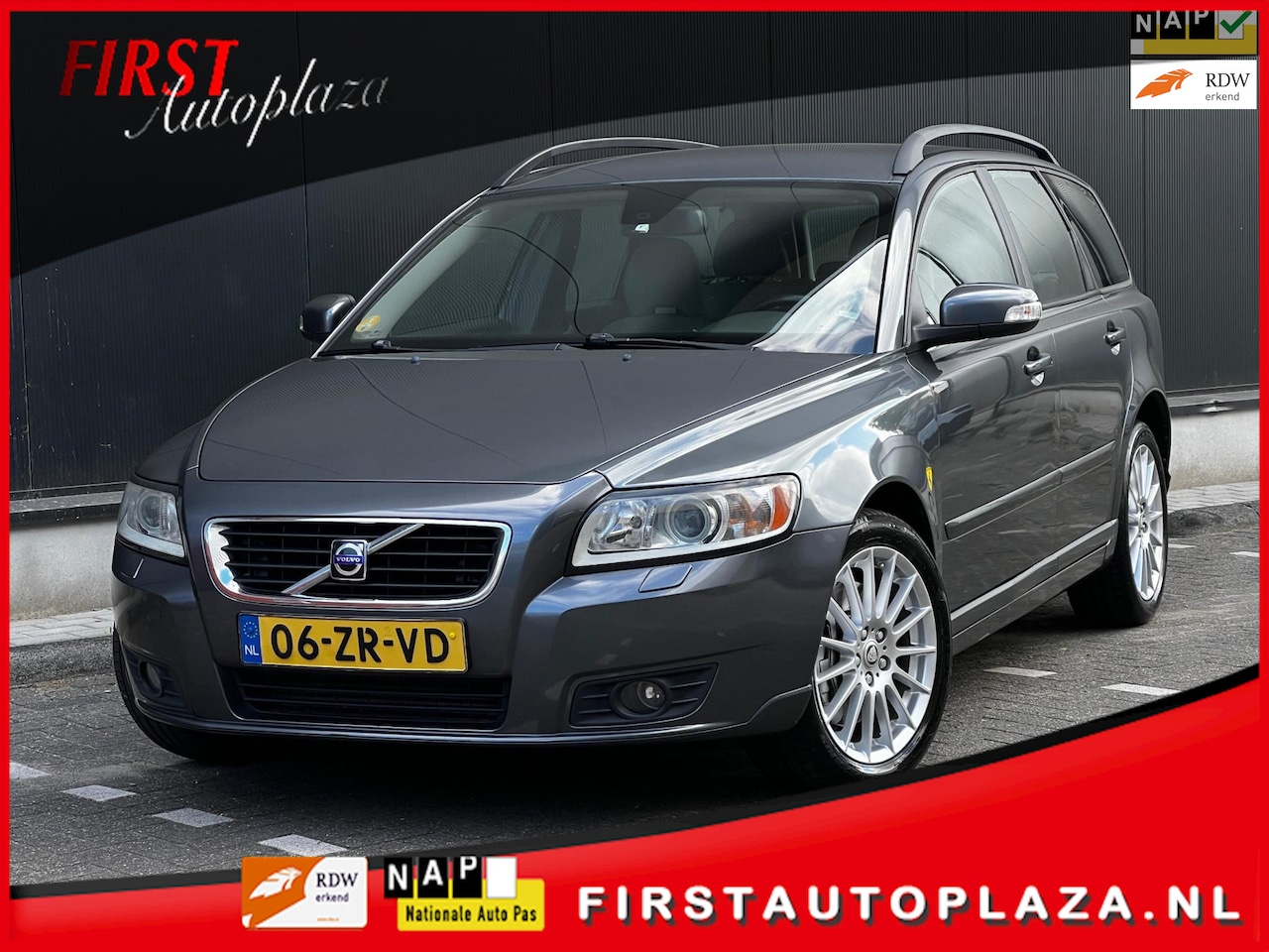 Volvo V50 - 2.4 D5 Momentum AUTOMAAT LEDER/STOELVERWARMING/CRUISE/PDC | NETTE AUTO ! - AutoWereld.nl