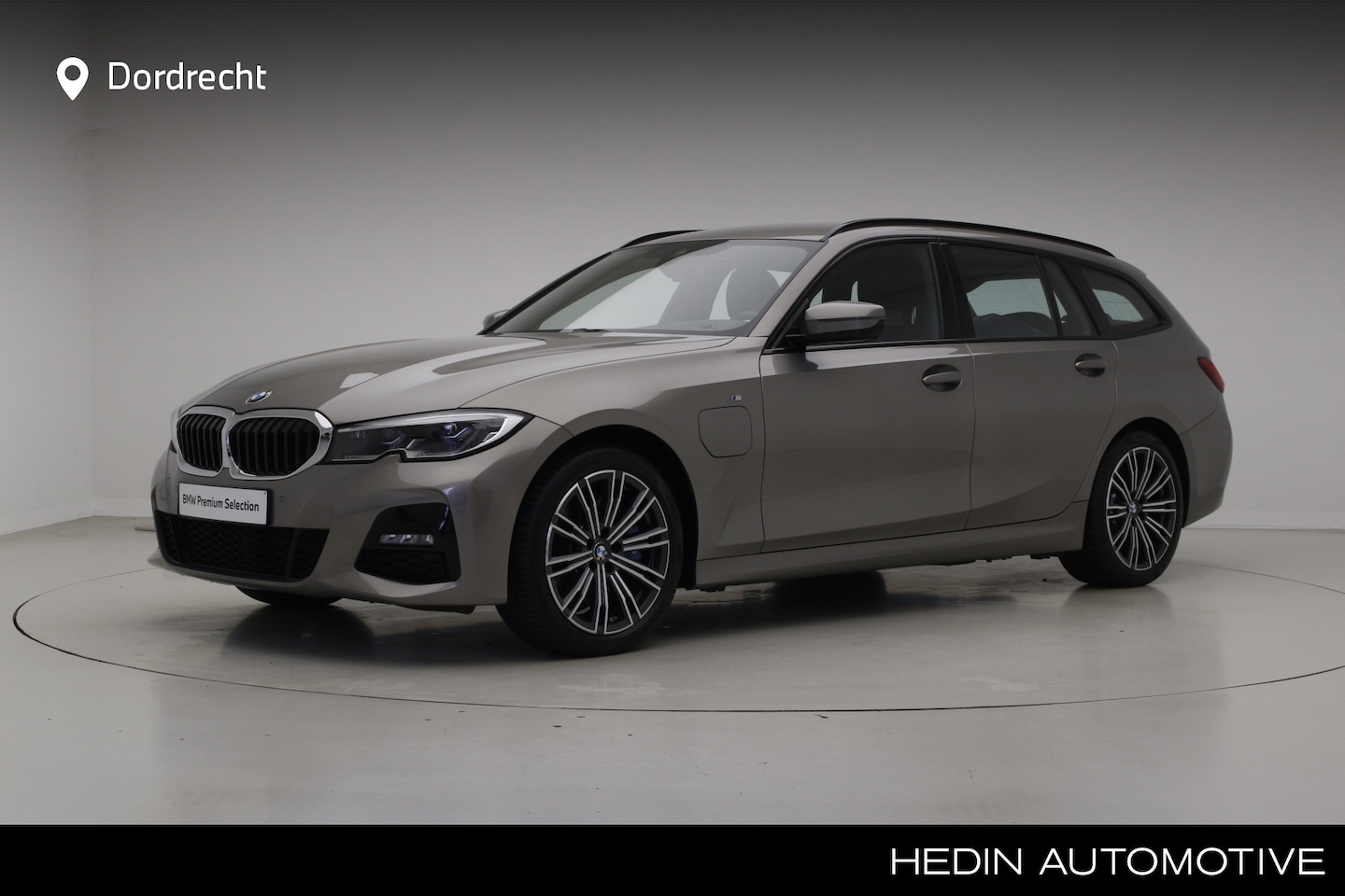 BMW 3-serie Touring - 330e xDrive M-Sport | Leder | Laser | Head-Up | Trekhaak - AutoWereld.nl
