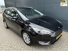 Ford Focus Wagon - 1.5/Navi/Airco/cruise/bluetooth/voor en achter parkeer sensoren/trekhaak/stoel en stuur ve