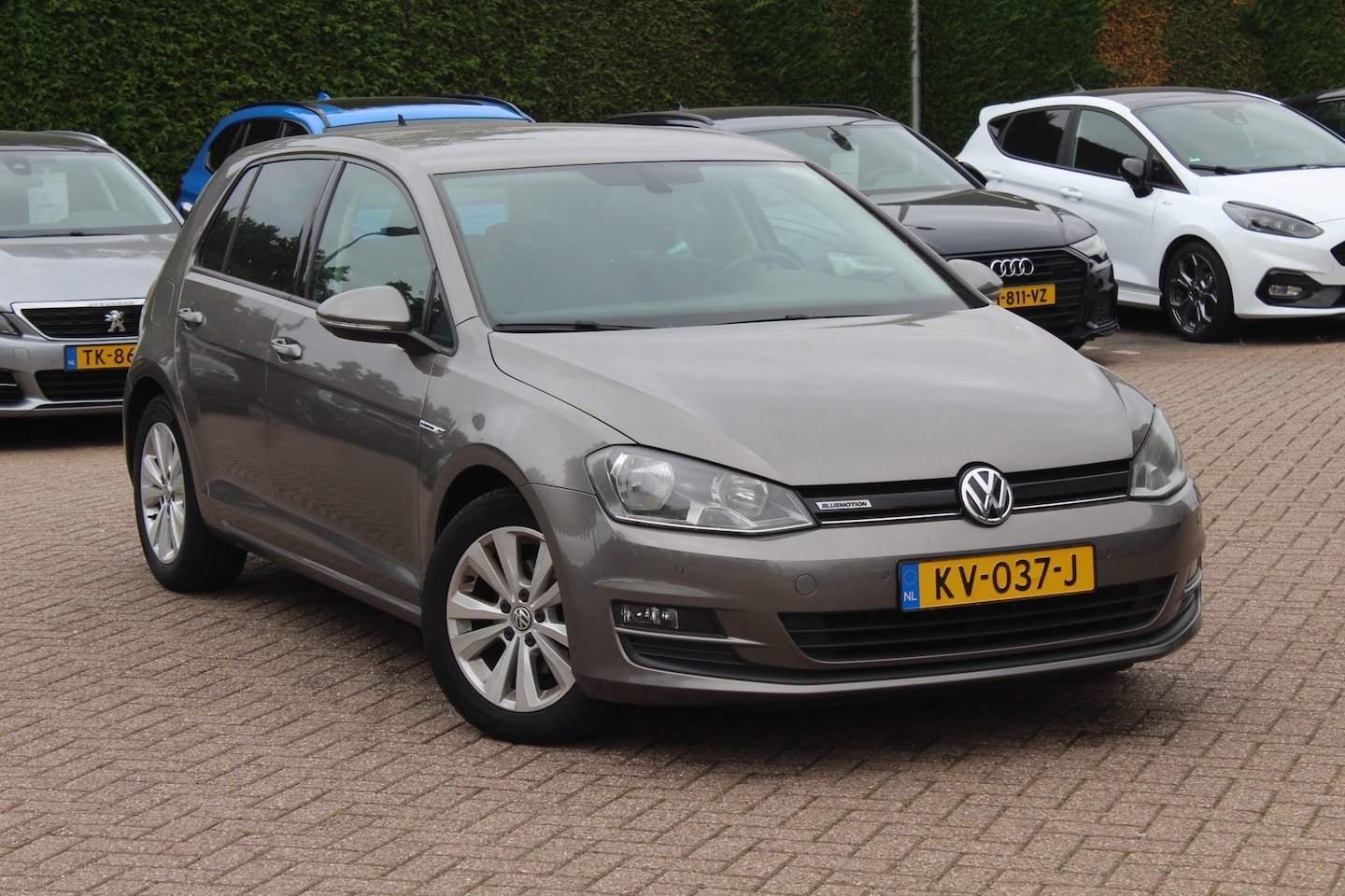 Volkswagen Golf - 1.0 TSI Connected Series / Camera / Navigatie / 16'' / Parkeerhulp V+A / Cruise Control / - AutoWereld.nl