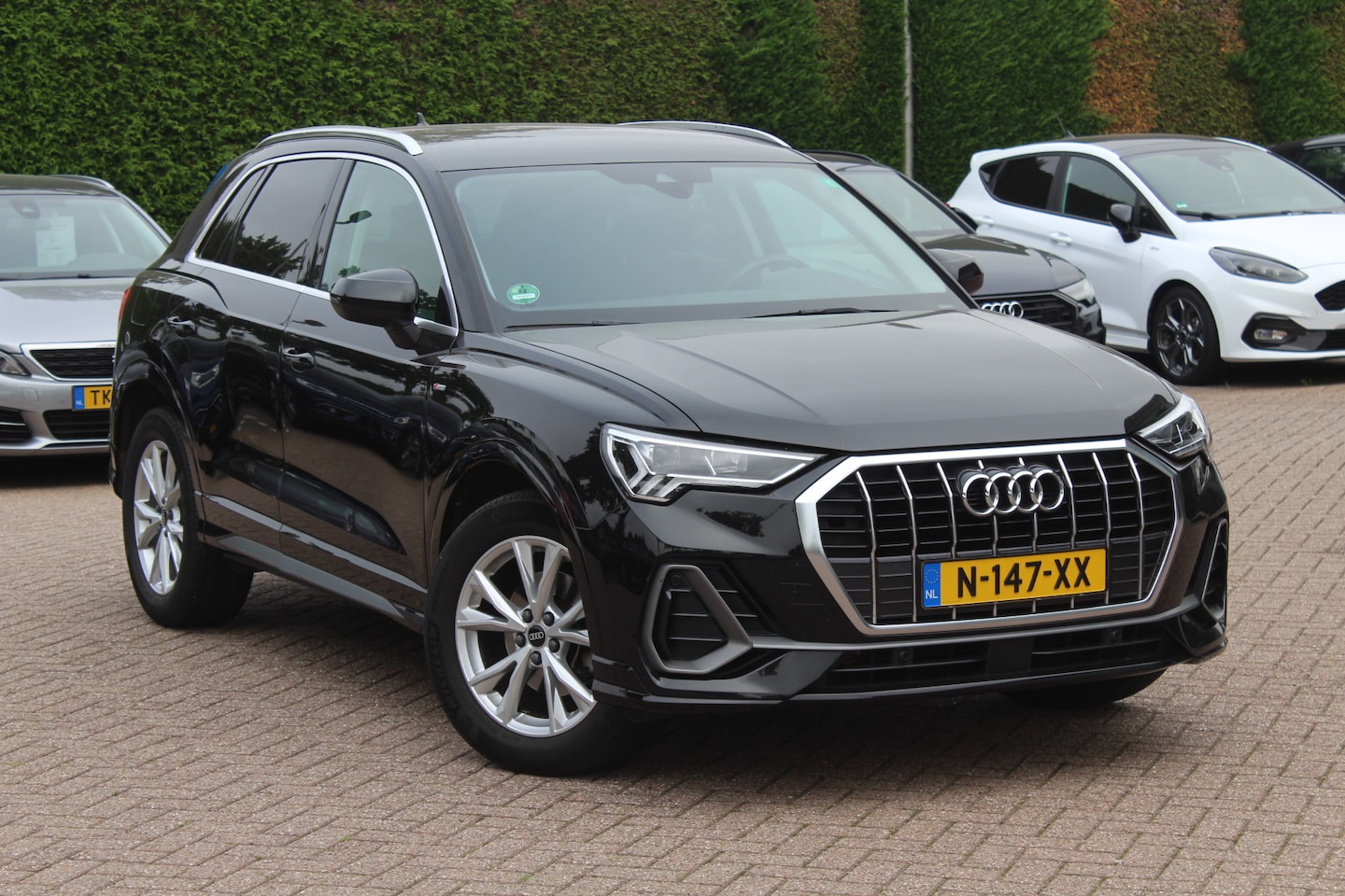 Audi Q3 - 35 TFSI S edition / Trekhaak / Camera / Leder&Alcantara / 18'' / Navigatie / Dodehoek / St - AutoWereld.nl