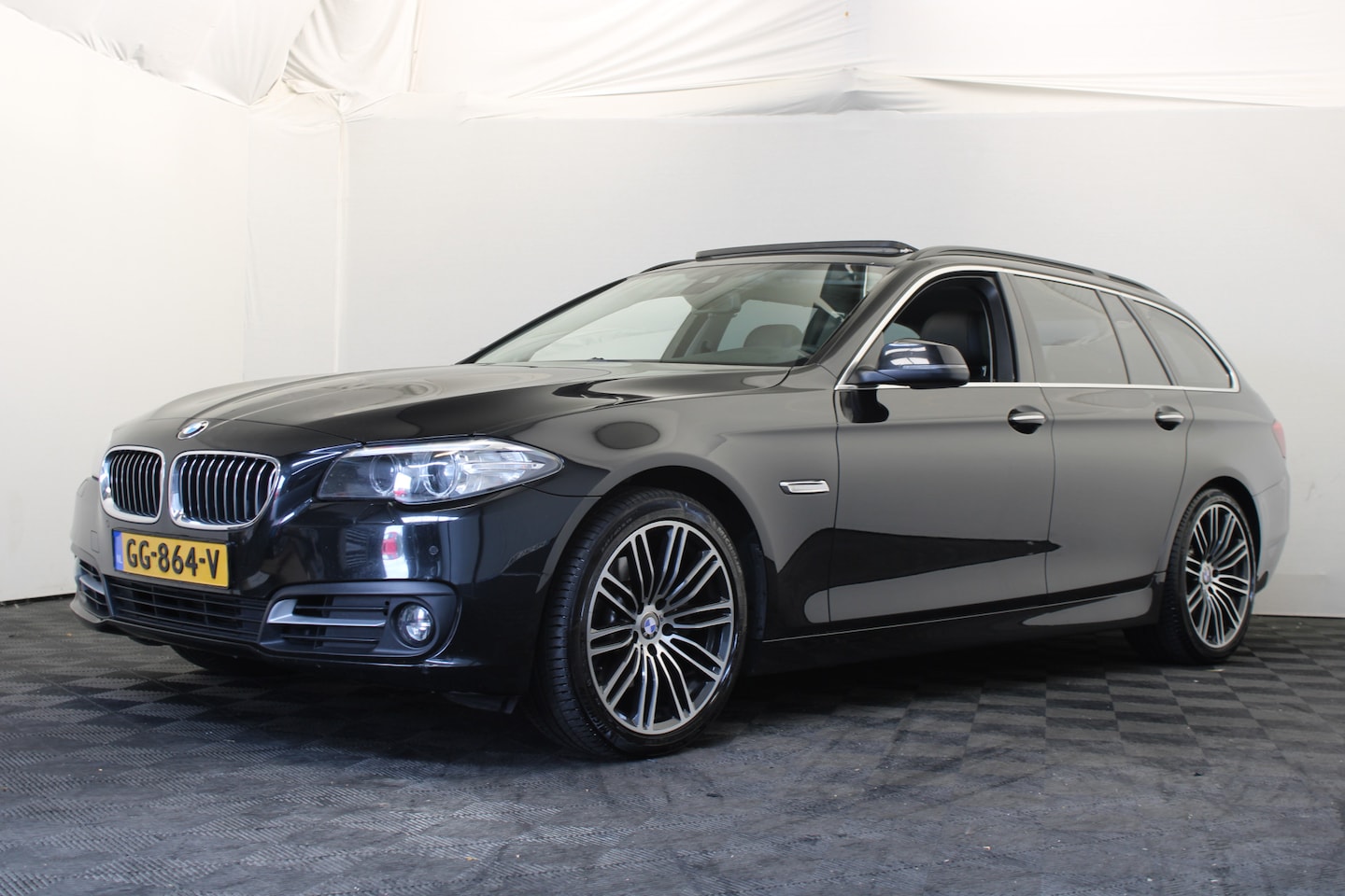 BMW 5-serie Touring - 520d High Executive |Pano|Leder|Stoelverwarming| - AutoWereld.nl