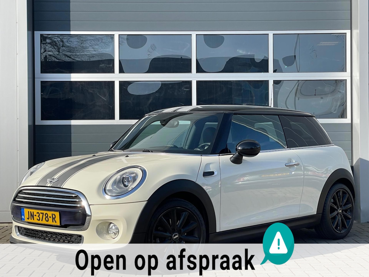 MINI Cooper - 1.5 Serious Business | Navi | Xenon | Keyless | Sportstoelen | Cruise control - AutoWereld.nl