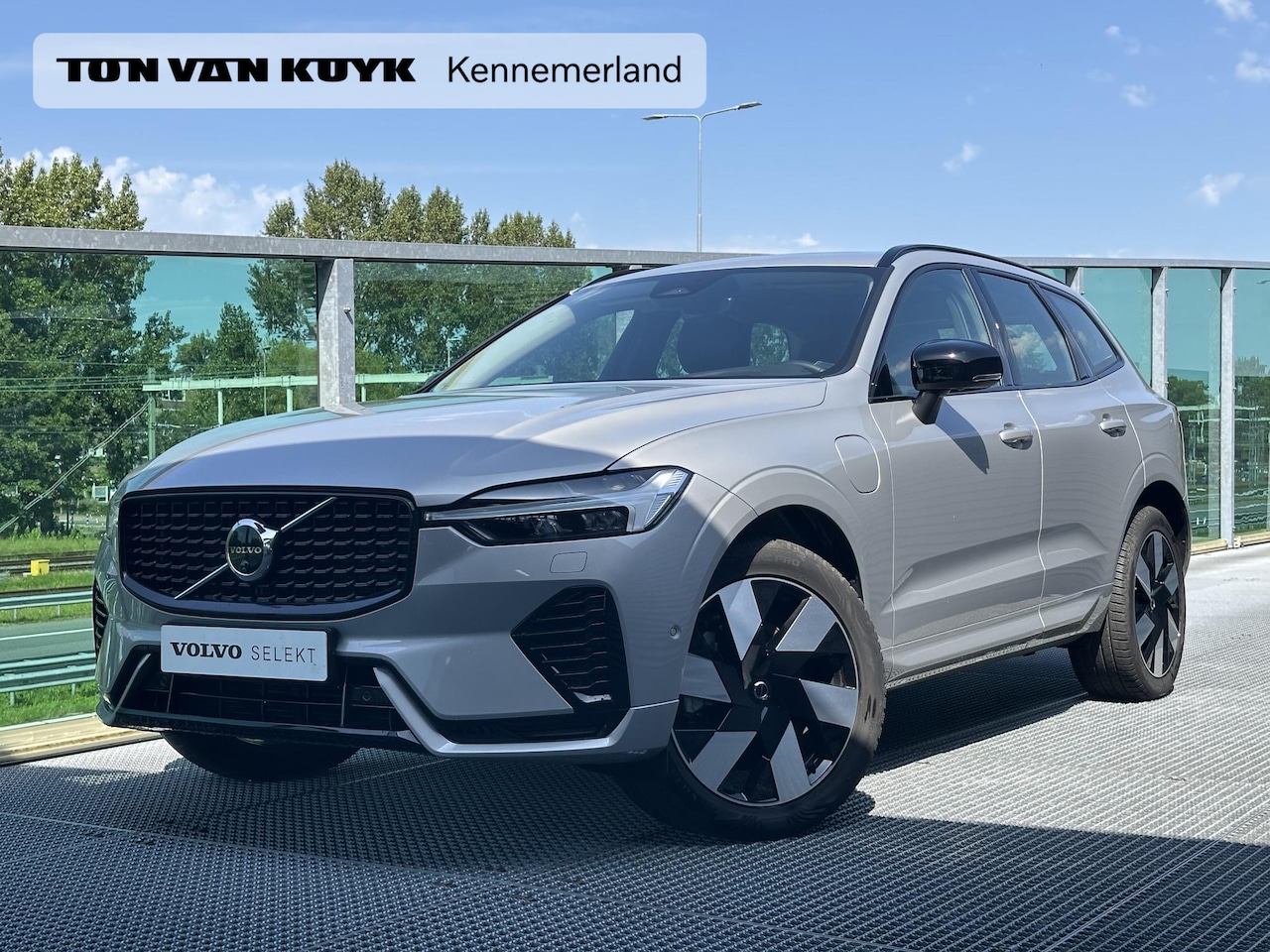 Volvo XC60 - 2.0 T6 Plug-in hybrid AWD Ultra Dark / Trekhaak / Pano. dak / 360 camera / Head-up display - AutoWereld.nl