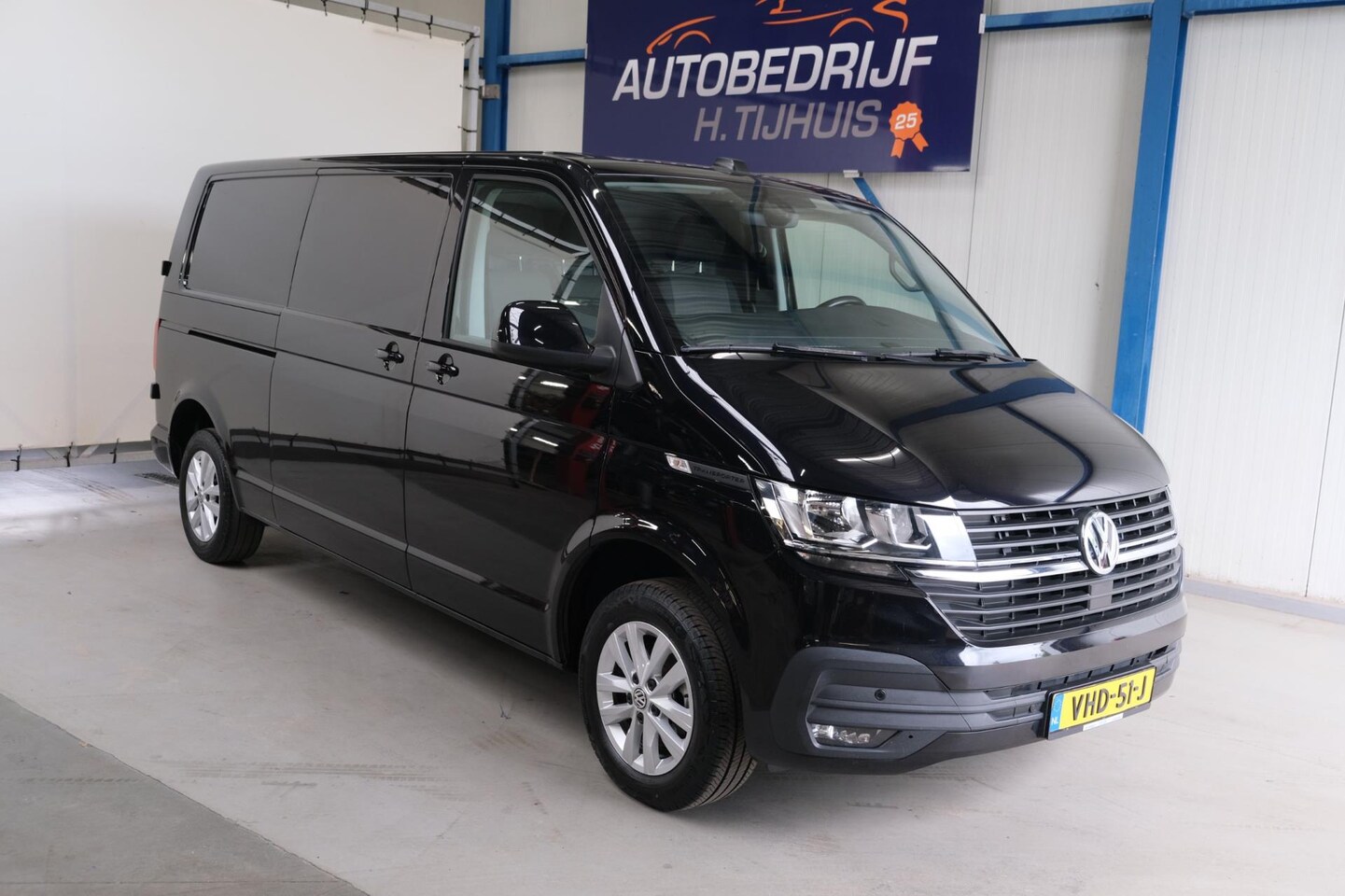 Volkswagen Transporter - 2.0 TDI L2H1 28 - N.A.P. Airco, Cruise, Navi, PDC. - AutoWereld.nl