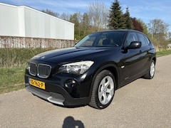 BMW X1 - sDrive18i Executive / AIRCO / NAVI / APK 2-2026