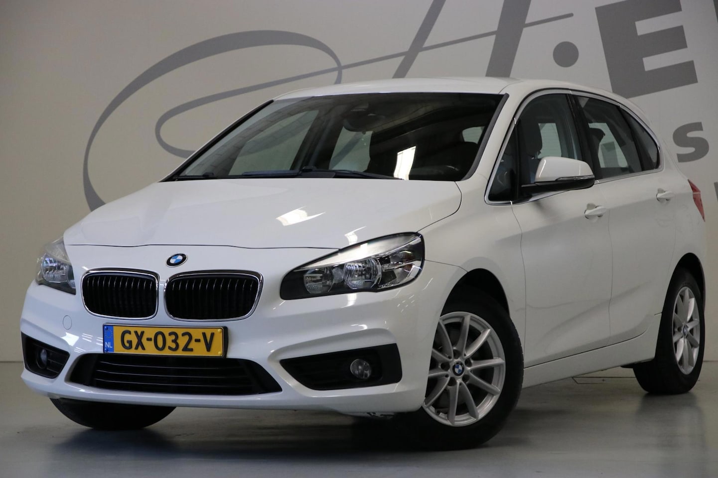 BMW 2-serie Active Tourer - 218i Essential/ Navigatie/ trekhaak - AutoWereld.nl