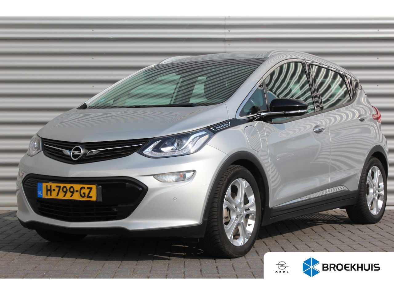 Opel Ampera-e - 60KWH 204PK BUSINESS EXECUTIVE AUTOMAAT / NAVI / CLIMA / FULL-LED / PDC / CAMERA / 17" LMV - AutoWereld.nl