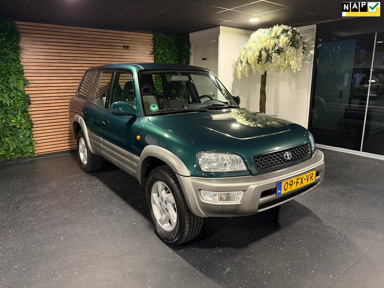 Toyota FunCruiser RAV4 - 2.0i Wagon DEALER OH/AIRCO/4X4/AUTOMAAT/NWE APK. - AutoWereld.nl