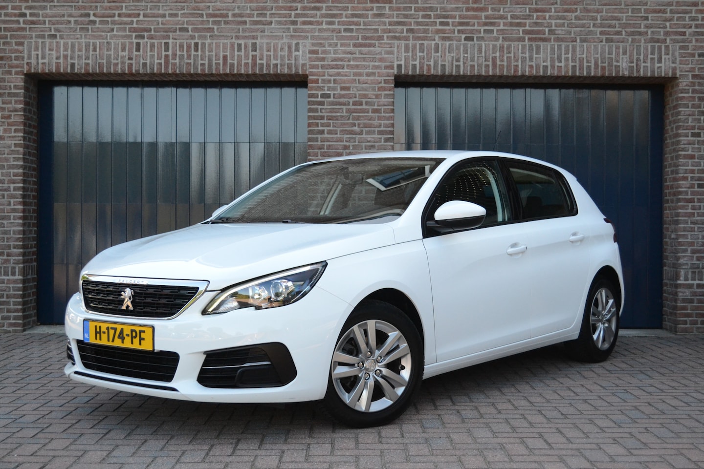 Peugeot 308 - 1.2 PureTech Blue Lease | Navigatie |  Carplay/Android Auto | Cruise | Lichtmetalen velgen - AutoWereld.nl