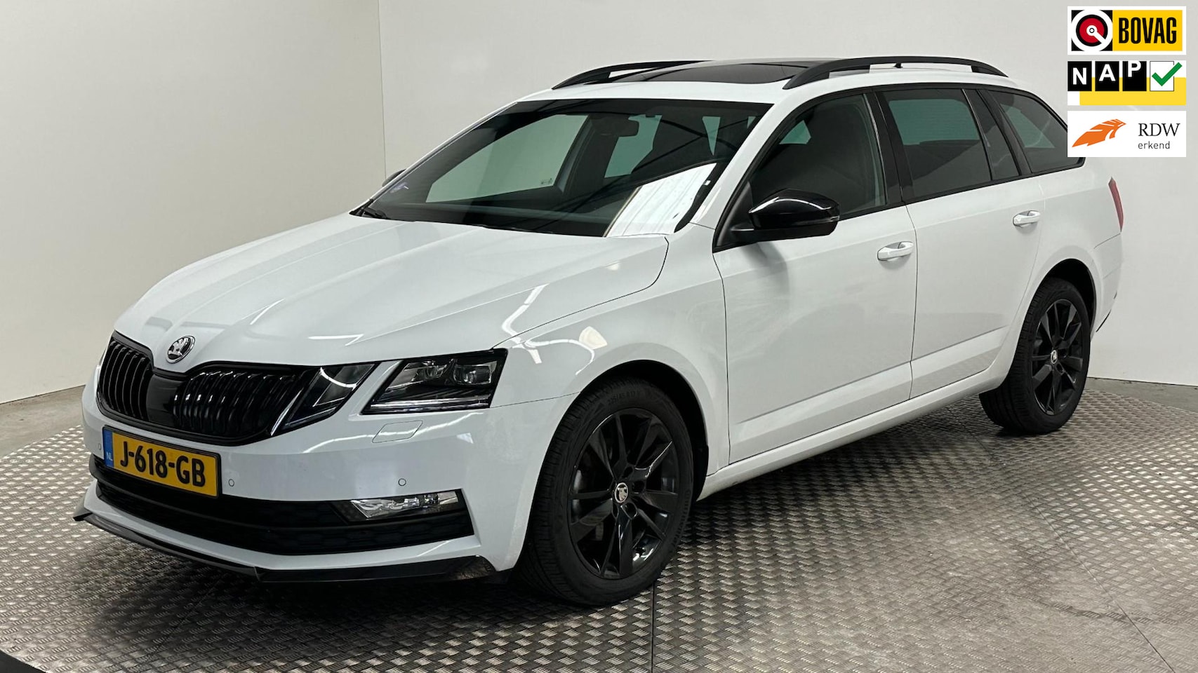 Skoda Octavia Combi - 1.5 TSI Greentech Sport Business benzine trekhaak navigatie panoramadak automaat cruisecon - AutoWereld.nl