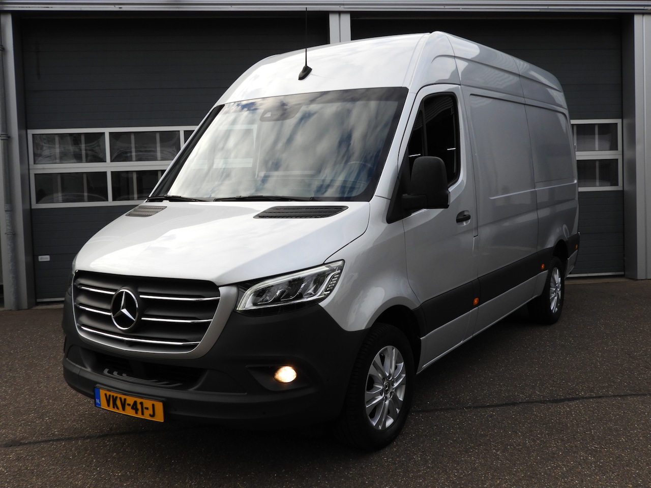 Mercedes-Benz Sprinter - 319 3.0 CDI L2H2 V6 | AUT | LED | 360° CAMERA | 3.5t TREKHAAK - AutoWereld.nl