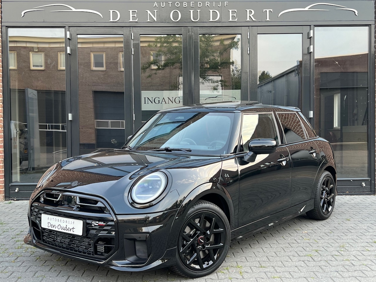 MINI John Cooper Works - Mini 1.5 C JCW 5D. AUT. PANO / NAVI / NIEUW MODEL - AutoWereld.nl