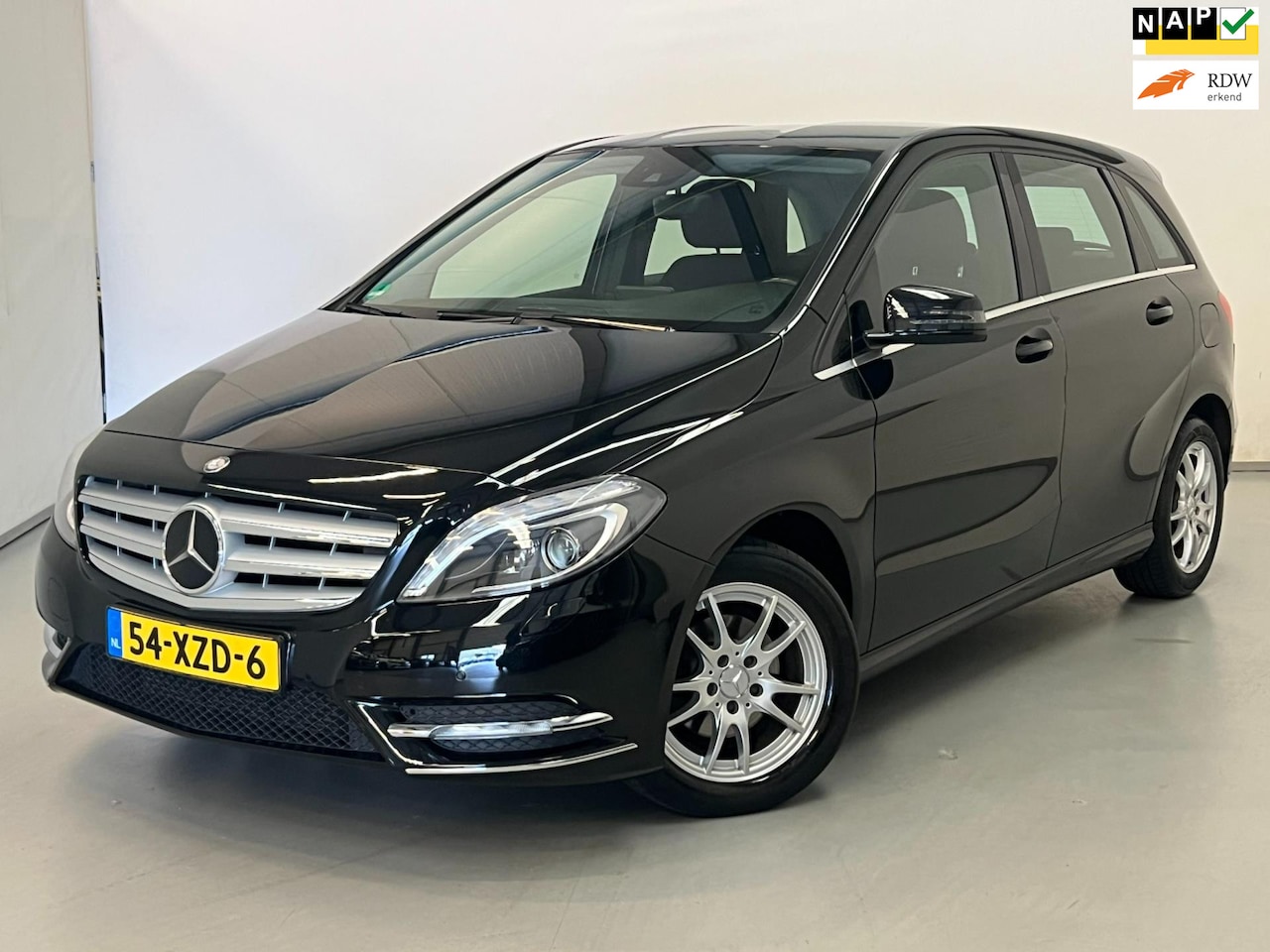 Mercedes-Benz B-klasse - 180 / NL-auto / Distronic / Trekhaak / Camera - AutoWereld.nl