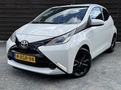 Toyota Aygo - 1.0 VVT-i x-play / AC / CAMERA / BT / NAP / GR.SCHERM / NL-AUTO