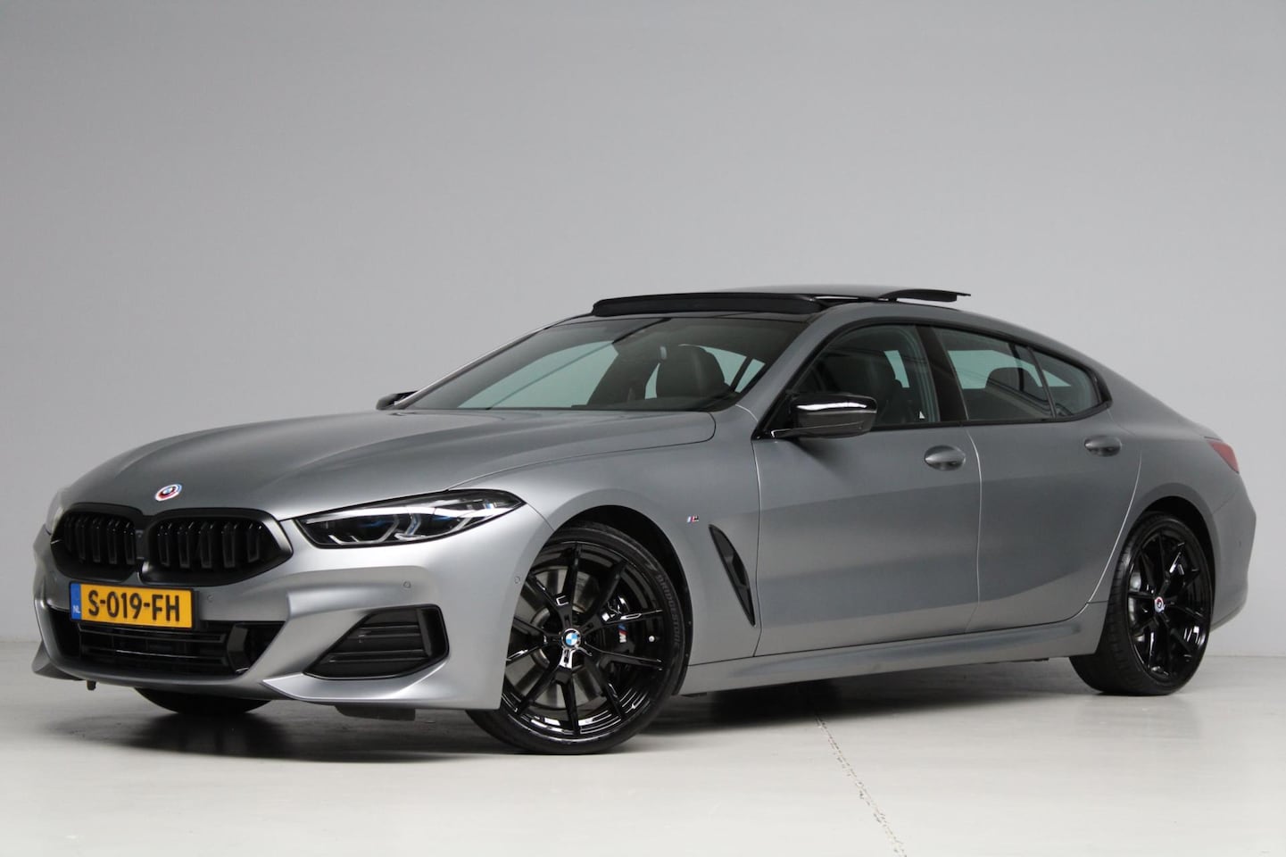 BMW 8-serie Gran Coupé - 840i High Executive M-sport | frozen grey | panoramadak | head-up | 360 camera | harmankar - AutoWereld.nl