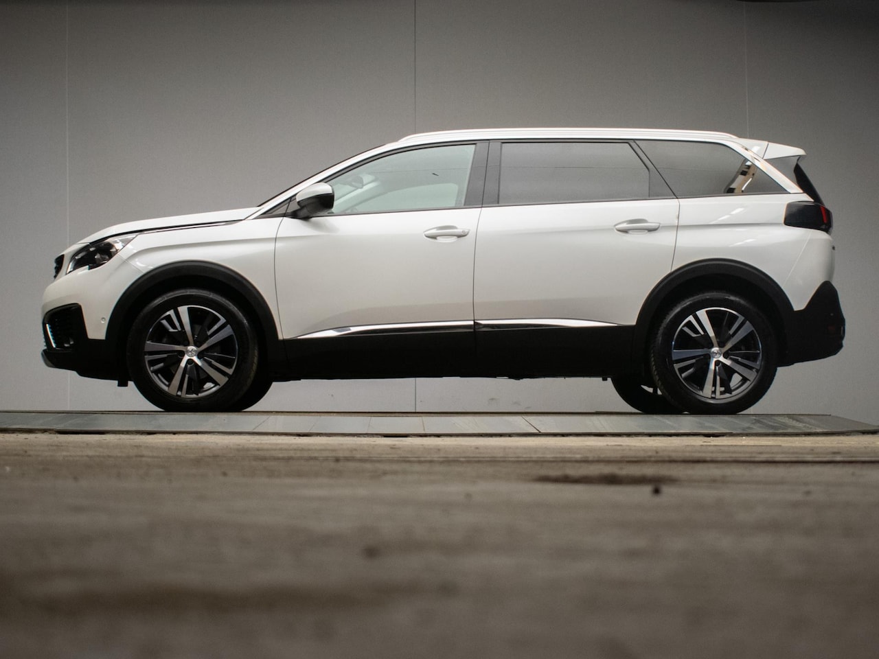 Peugeot 5008 - 1.2 PureTech Allure Sport 7p. (APPLE CARPLAY,NAVI,CAMERA,CRUISE,LED,CLIMATE,SFEERVERLICHTI - AutoWereld.nl