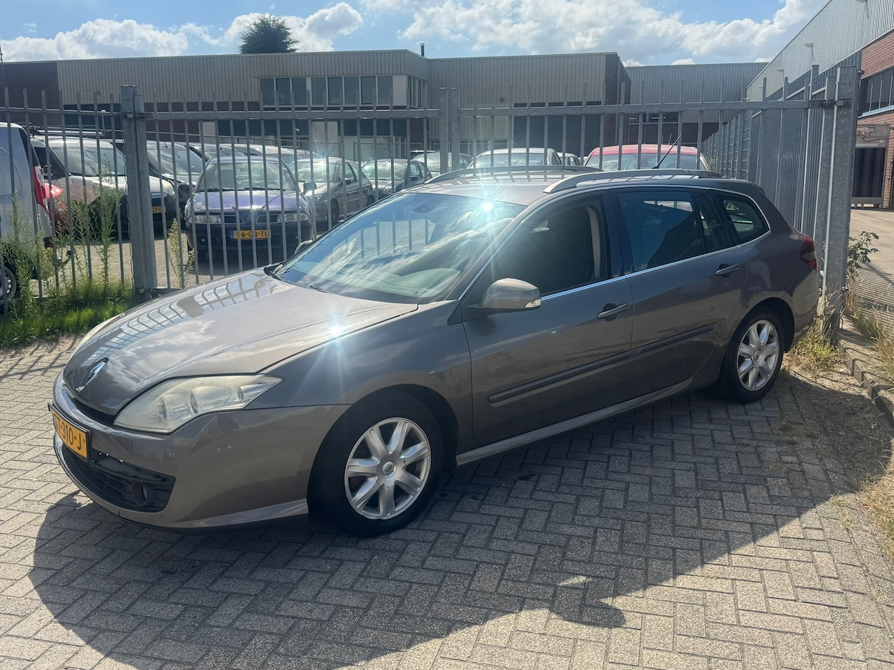 Renault Laguna Estate - 2.0 dCi Sélection Business 131PK! Navi l Cruise l Elek pakket! Nette auto - Export - INRUI - AutoWereld.nl