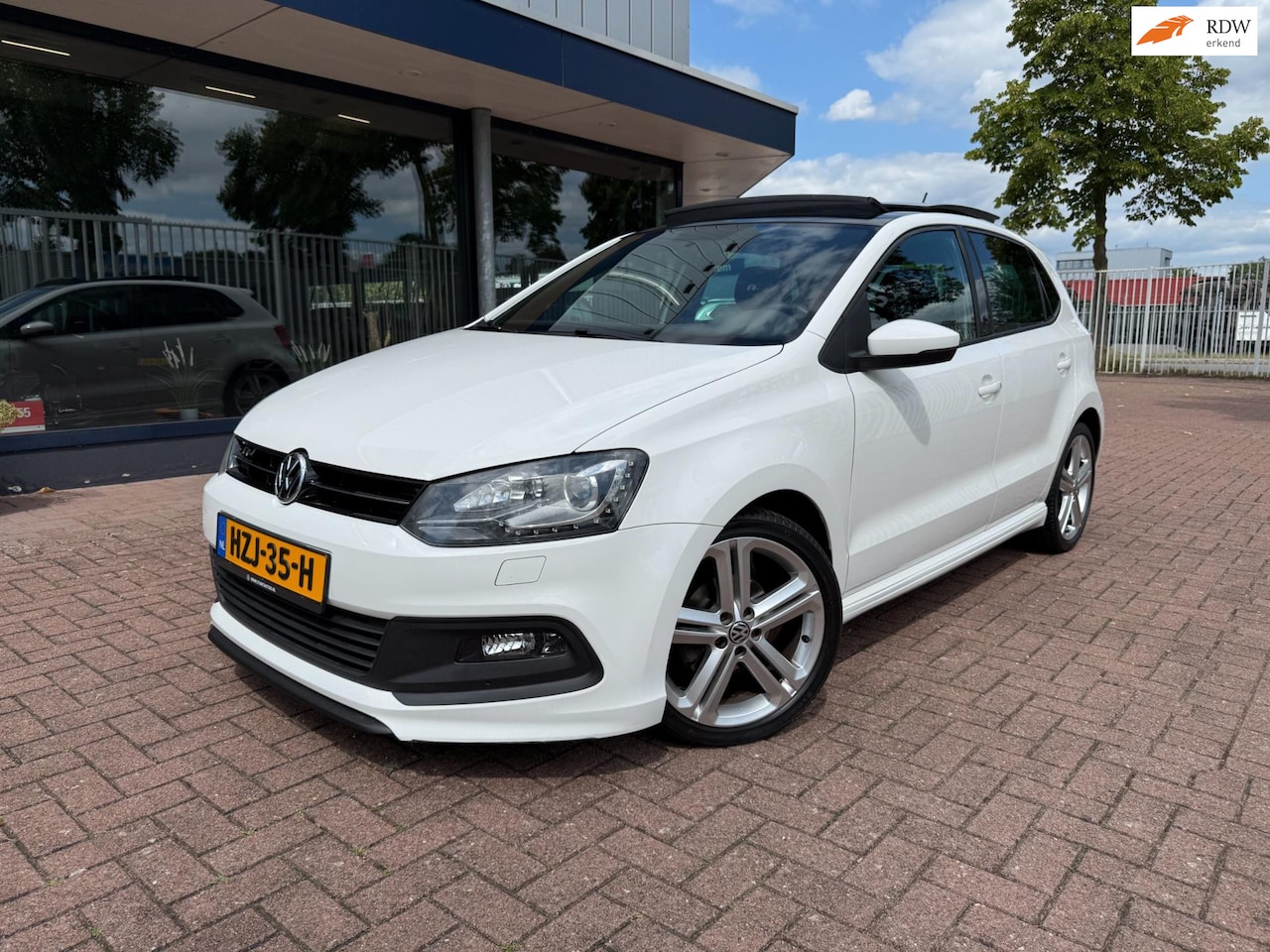 Volkswagen Polo - 1.2 TSI Highline | R-Line | Pano | LED | CC - AutoWereld.nl