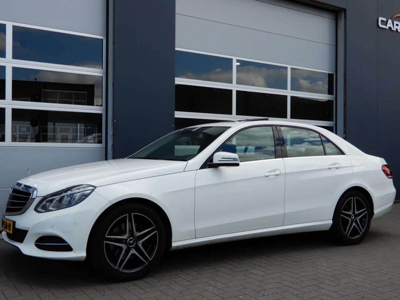 Mercedes-Benz E-klasse - 300 Ambition Elegance LED/Navi//CruiseControl/Trekhaak - AutoWereld.nl