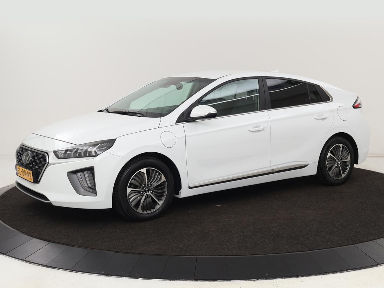 Hyundai IONIQ - 1.6 GDI PHEV Comfort | Stoel & stuurverwarming | Adaptive cruise | Camera | Carplay | Navi - AutoWereld.nl