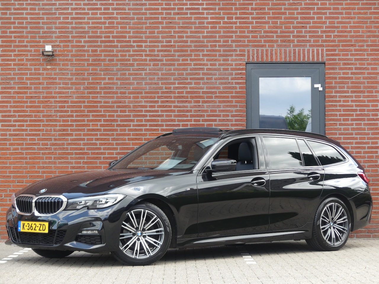 BMW 3-serie Touring - 320d M-Pakket Panoramadak/Trekhaak/LED - AutoWereld.nl
