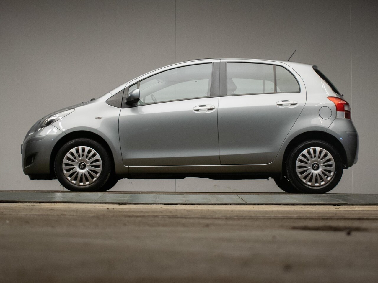 Toyota Yaris - 1.3 VVTi Aspiration Sport (AUTOMAAT,AIRCO,CLIMATE,LEDER,ELEKTRISCH PAKKET,SPORTSTOELEN,NIE - AutoWereld.nl
