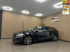 Volvo V40 - 1.5 T2 Nordic+ * Automaat / Panoramadak / Camera / Trekhaak / NL Auto