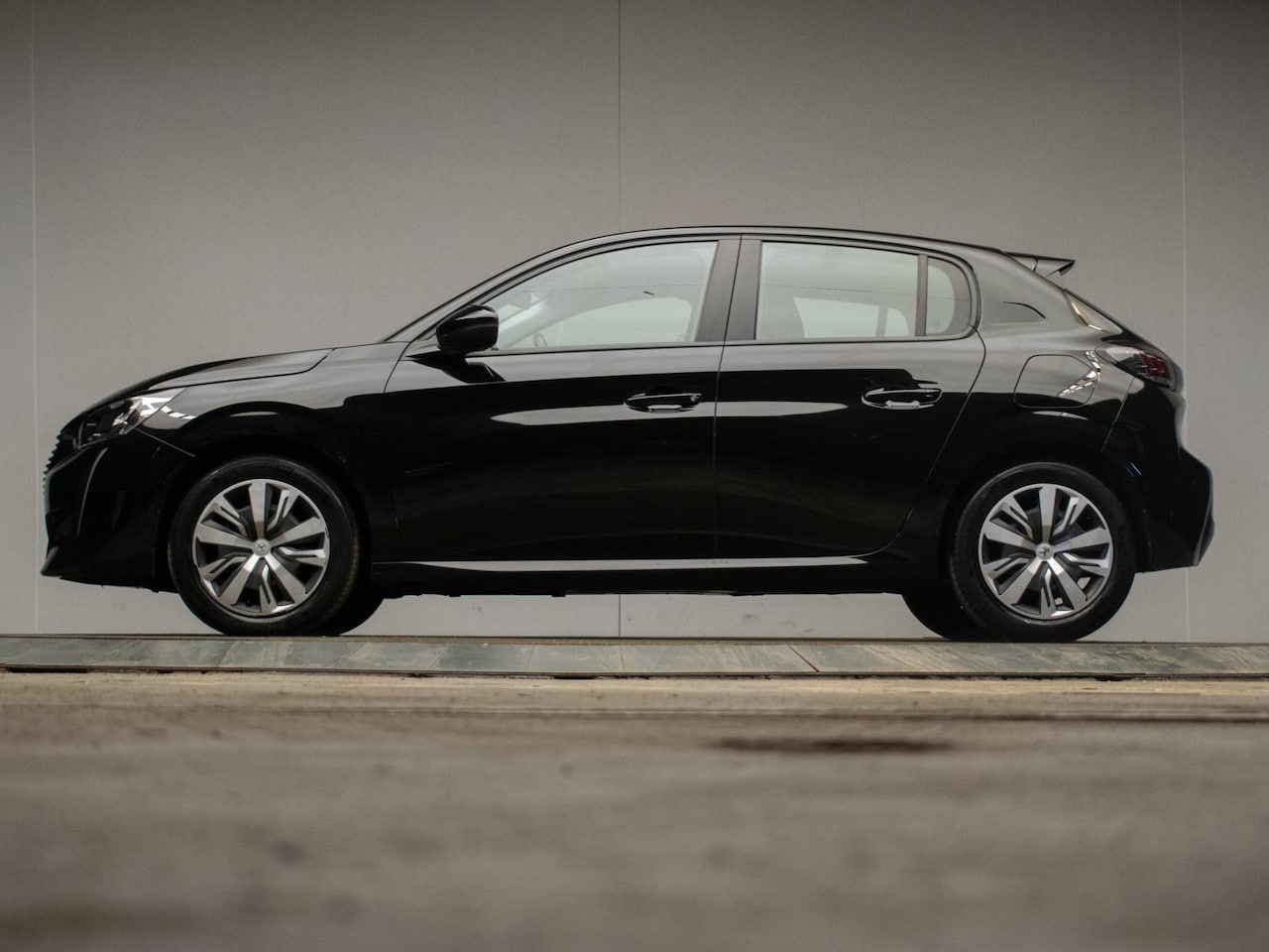 Peugeot 208 - 1.2 PureTech Blue Lease Active Sport (APPLE CARPLAY,NAVI,LED,PDC,CRUISE,CLIMATE,BLUETOOTH, - AutoWereld.nl
