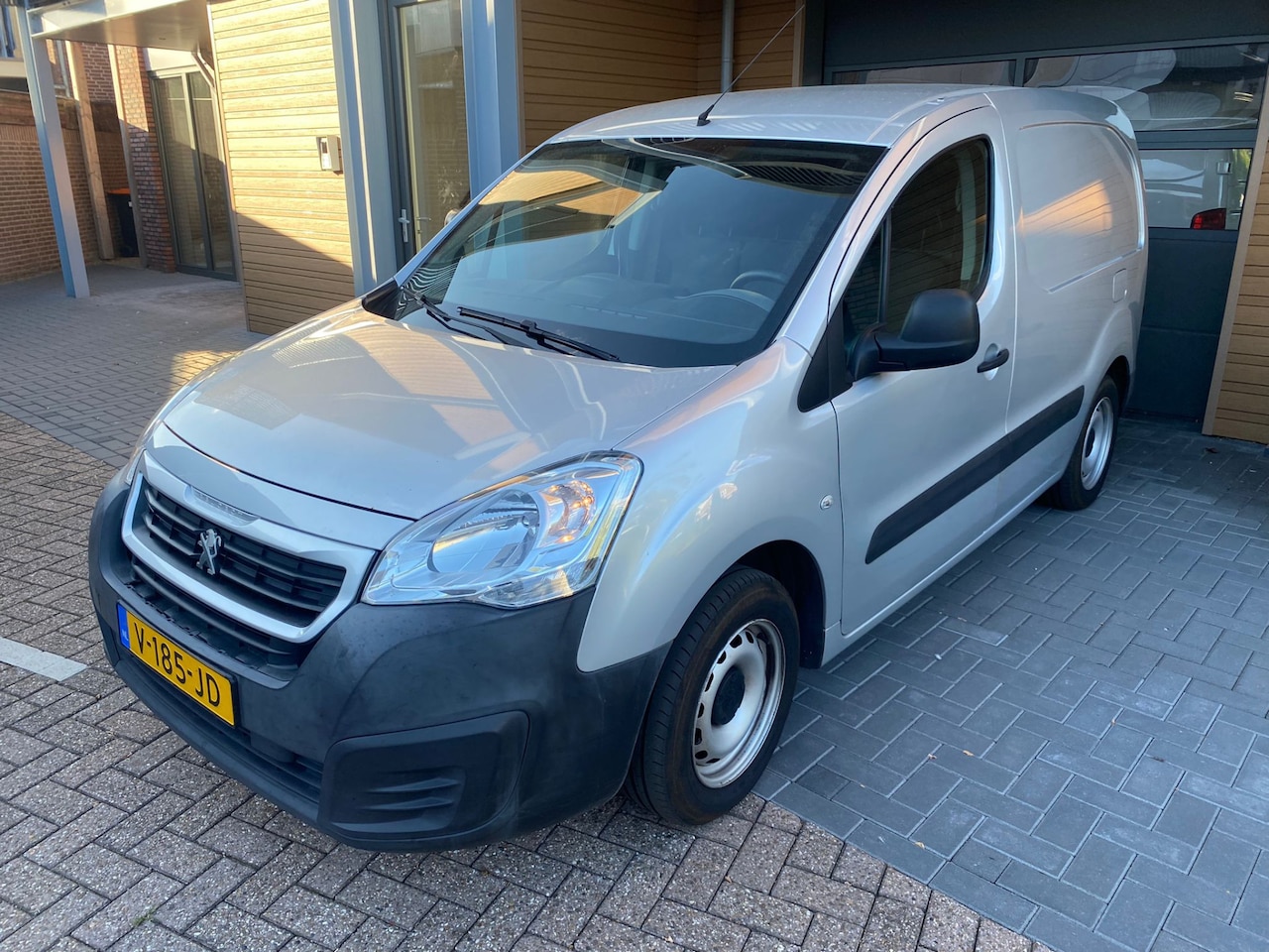 Peugeot Partner - 120 1.6 BlueHDi 75 L1 Premium Pack 120 1.6 BlueHDi 75 L1 Premium Pack | Airco | Cruise - AutoWereld.nl