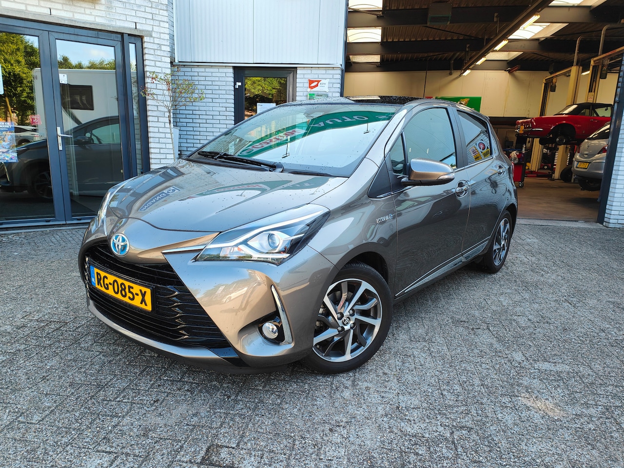 Toyota Yaris - 1.5 Hybrid Premium | Panorama dak |1ste eigenaar | NL auto | Camera | Navigatie - AutoWereld.nl