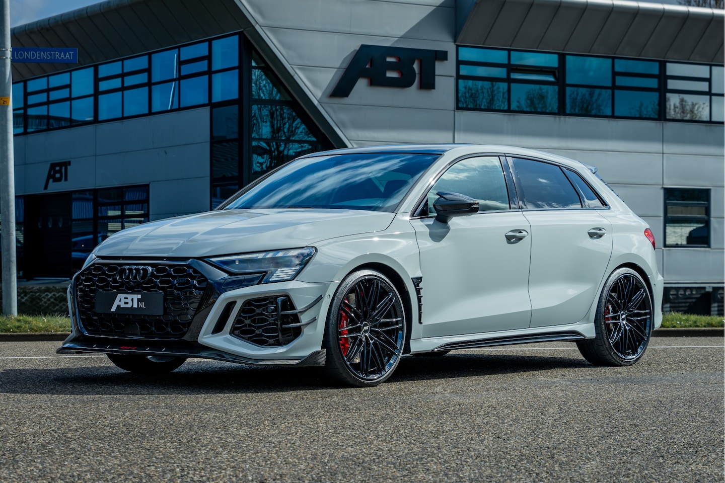 Audi RS3 - Sportback ABT RS3-R 1/200 500pk Sportclassic Grau Porsche (Audi Exclusive) | Carbon | Pano - AutoWereld.nl