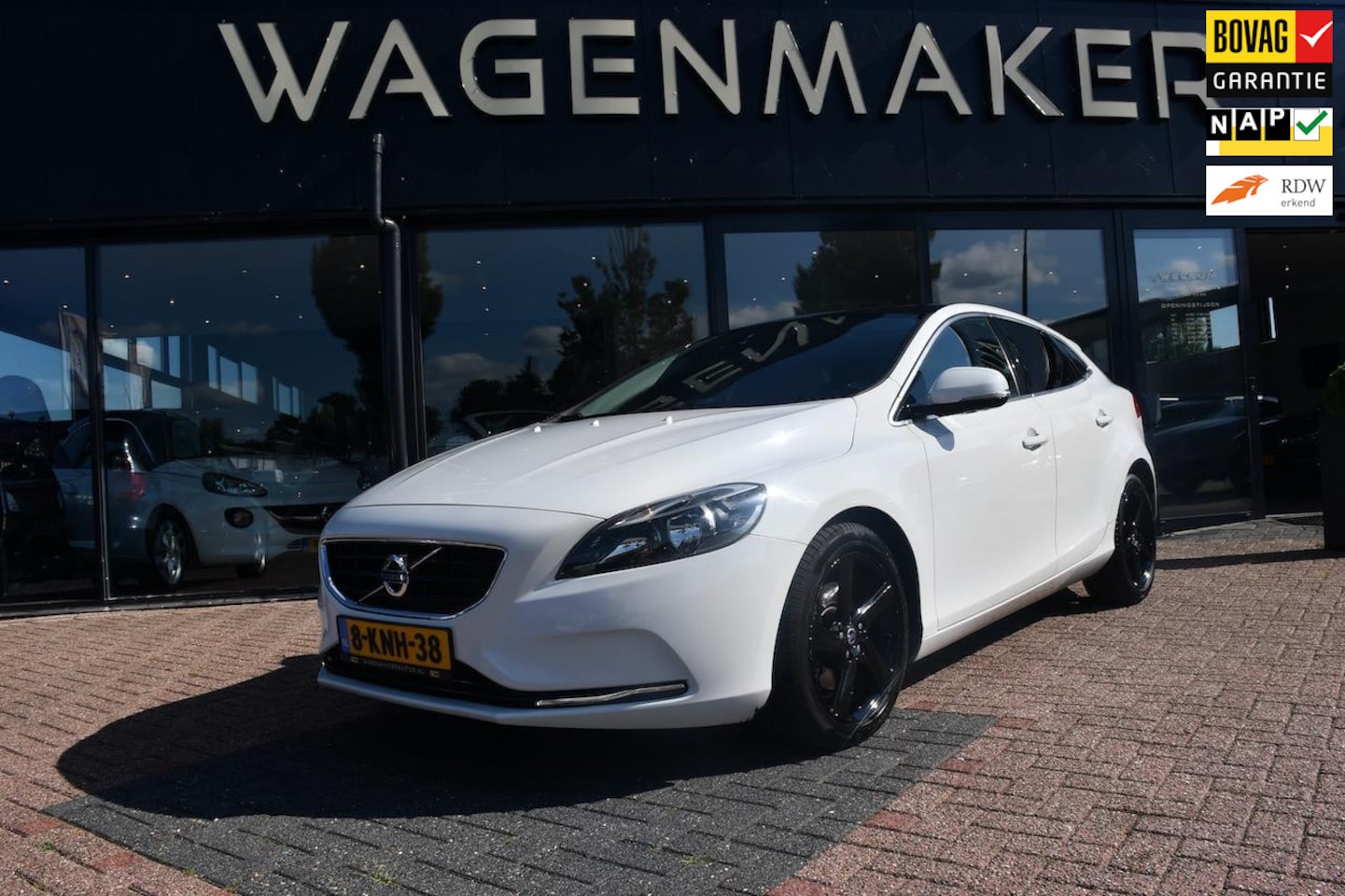 Volvo V40 - 1.6 T3 Momentum Clima|Cruise|PANO|NAVI|LEDER! - AutoWereld.nl